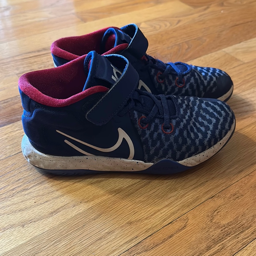 Nike Hightop Tennis shoes, Like New/Worn twice Youth size 3